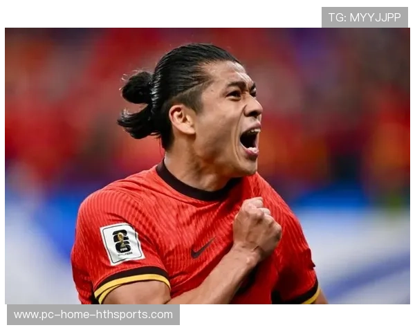 成都蓉城亚历斯祖抢断后直塞，拜合拉木插上形成单刀