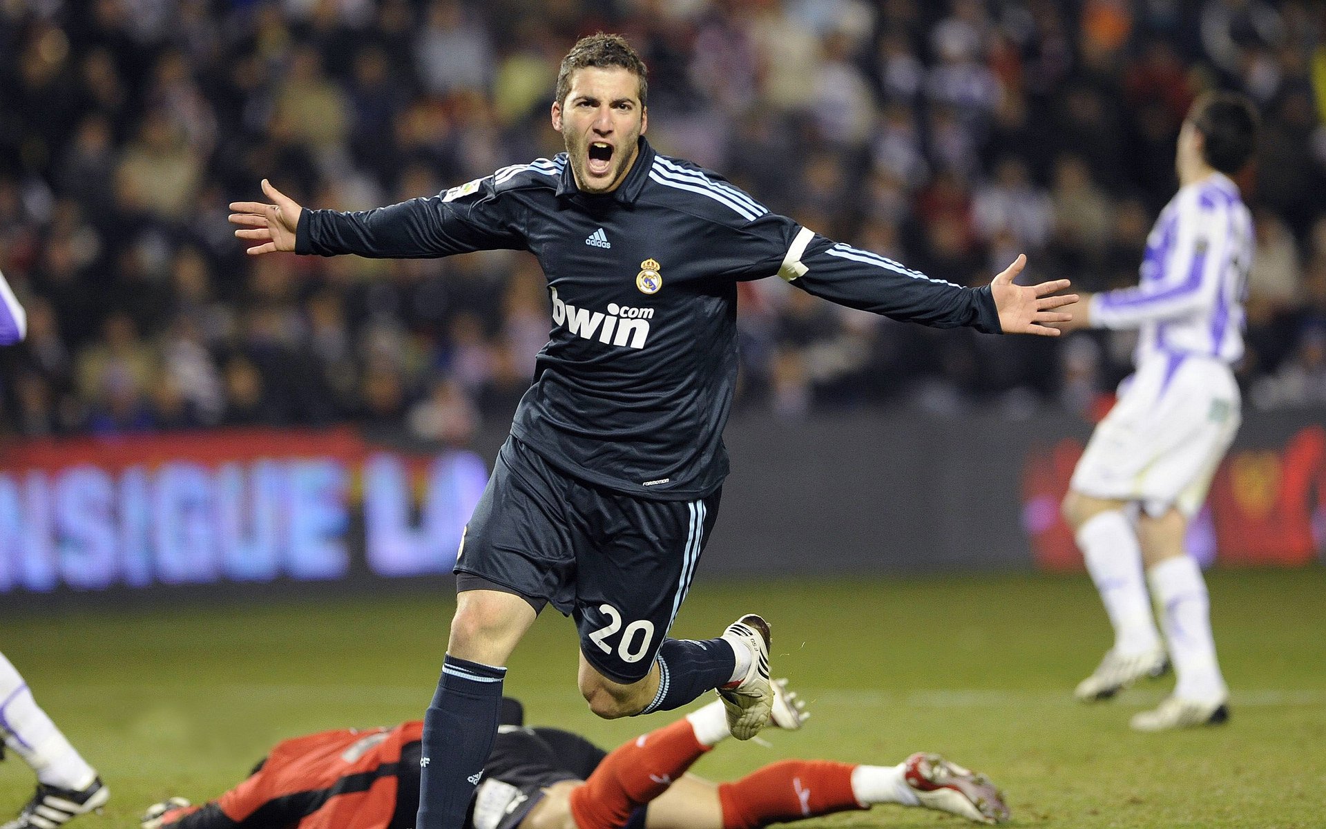 轮椅舞公开赛 轮椅在场地上旋转宛如华尔兹